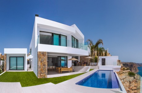 Seafront Villa by IncommunStudio