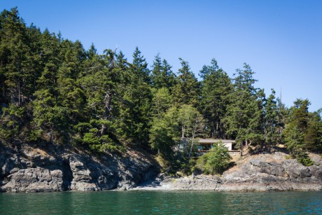 Lone Madrone Retreat by Heliotrope Architects - 1