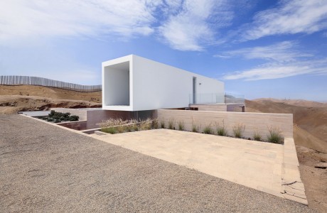 House in Peru by Domenack Arquitectos