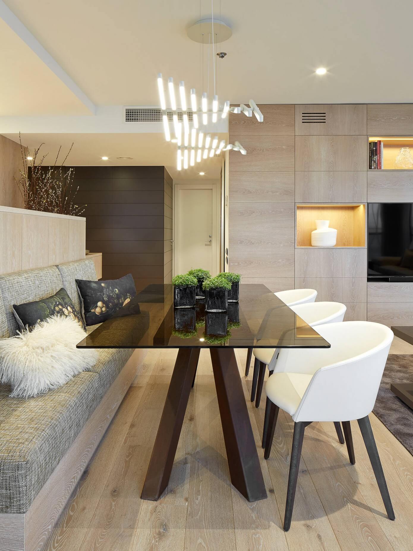 Contemporary Apartment by Molins Interiors