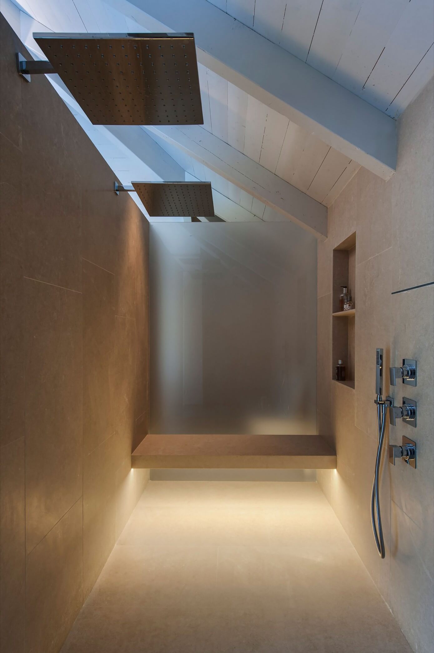 Contemporary Home by Eran Binderman & Rama Dotan