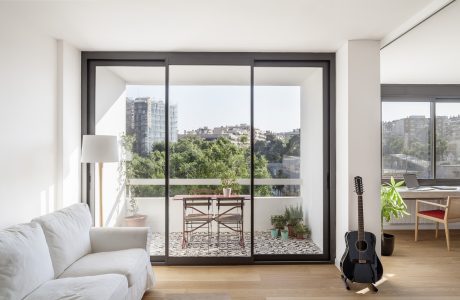 Home in Les Corts by Roman Izquierdo Bouldstridge