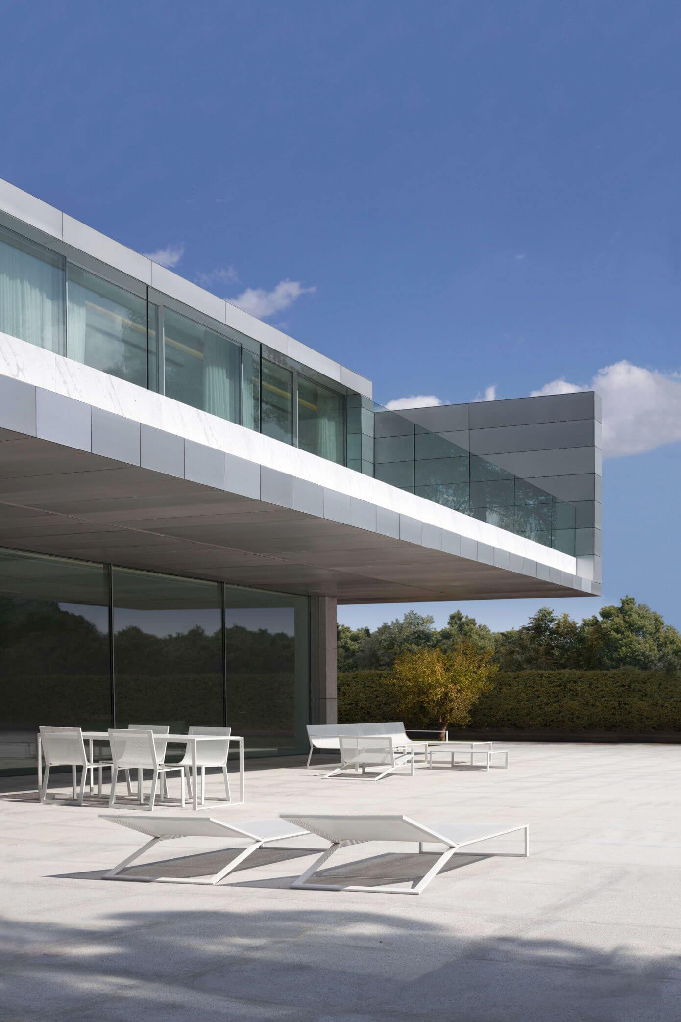 Aluminum House by Fran Silvestre Arquitectos