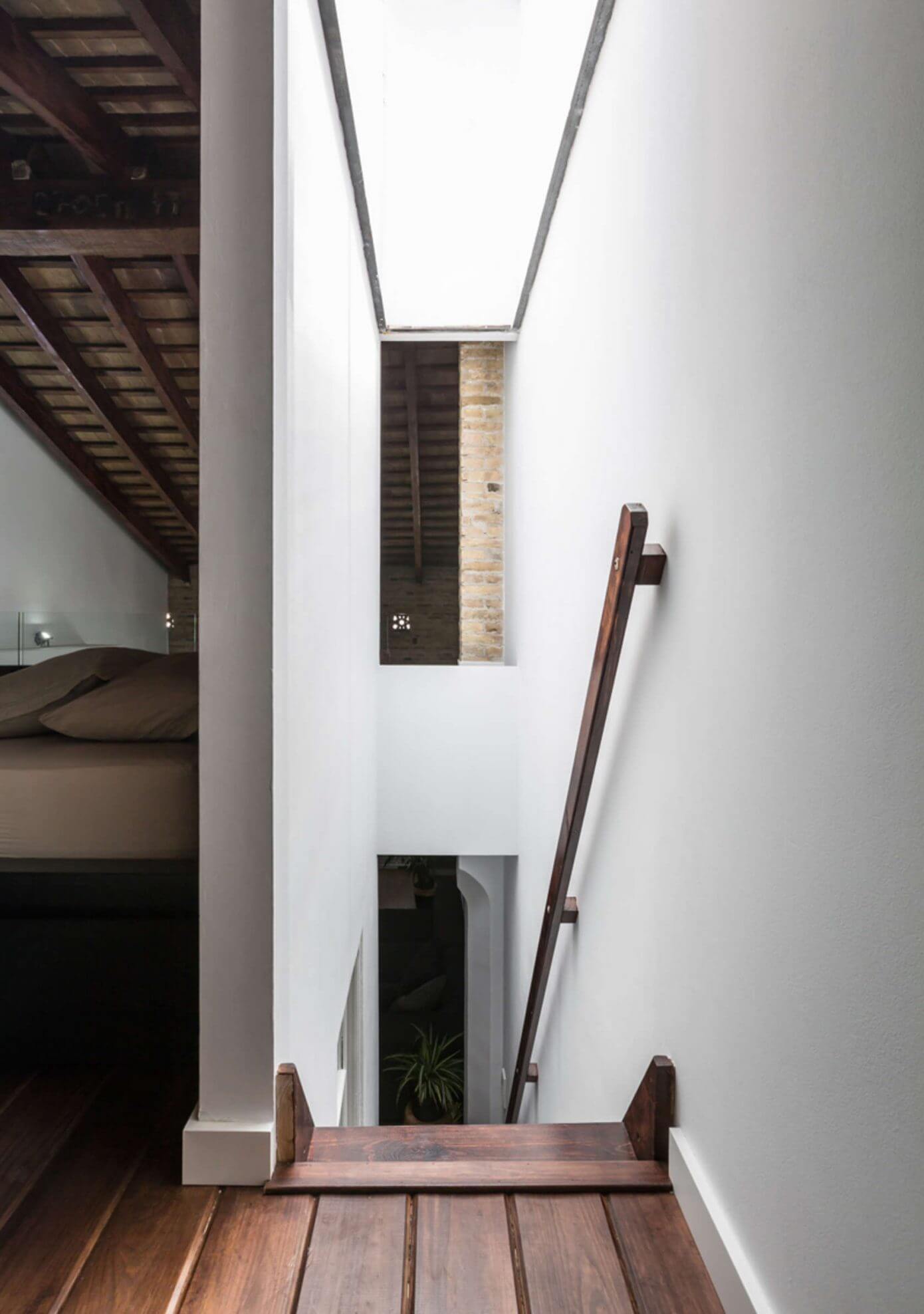 Loft Renovation by Ambau Taller D’arquitectes