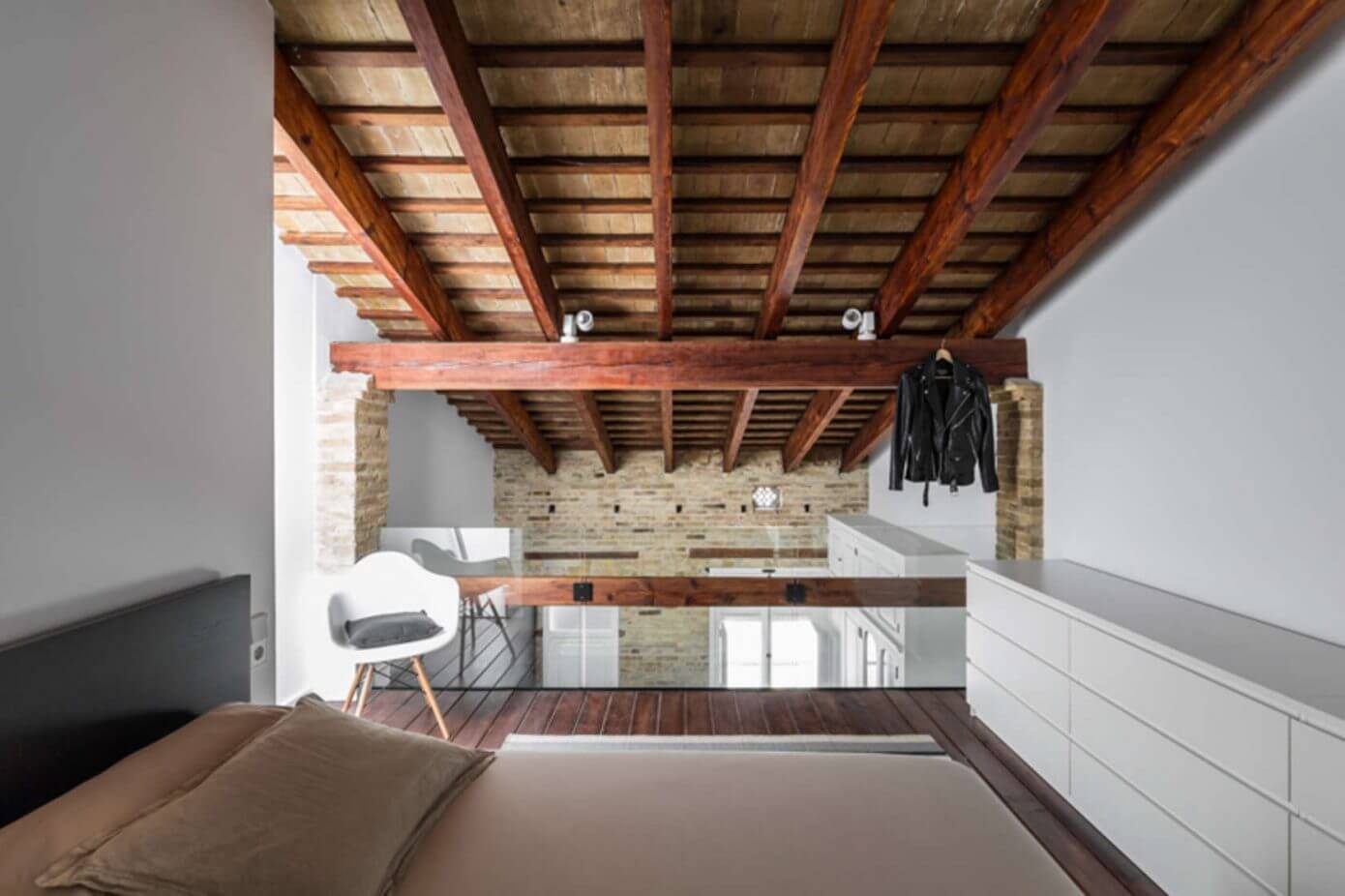Loft Renovation by Ambau Taller D’arquitectes