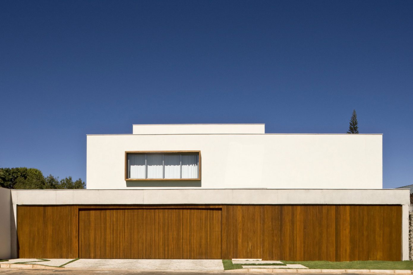 Contemporary House by Patricia Almeida Arquitetura