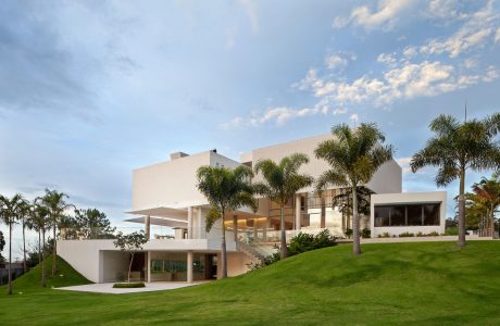 Home in Brasilia by Sérgio Parada Arquitetos