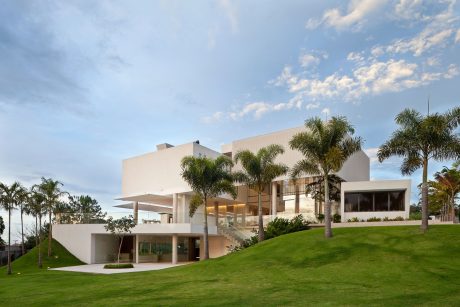 Home in Brasilia by Sérgio Parada Arquitetos - 1