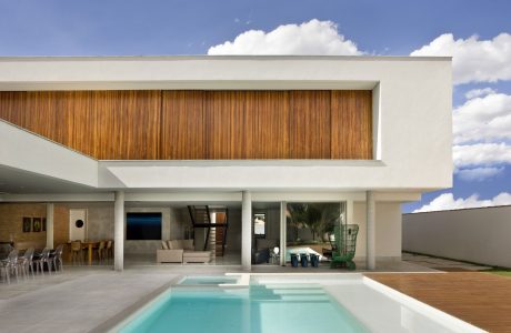 Contemporary House by Patricia Almeida Arquitetura