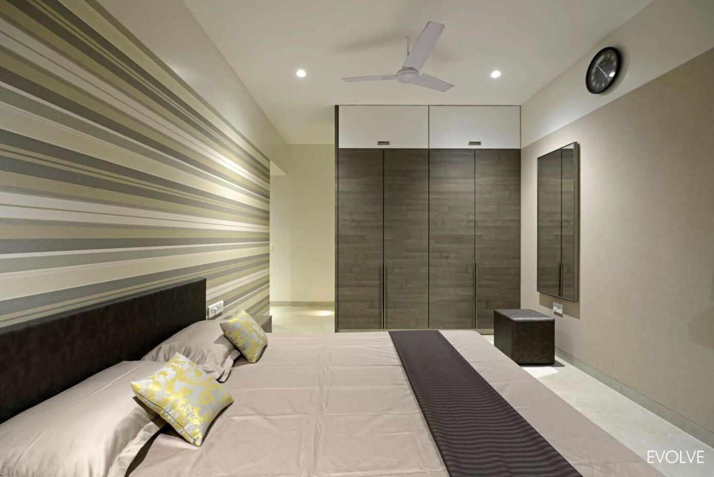 Modern Apartment in Mumbai by Sonu Mistry Design