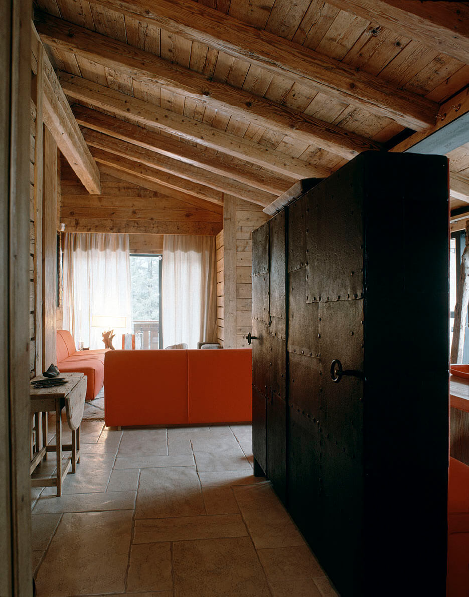 Attic in Cortina d’Ampezzo by Mario Mazzer Architects