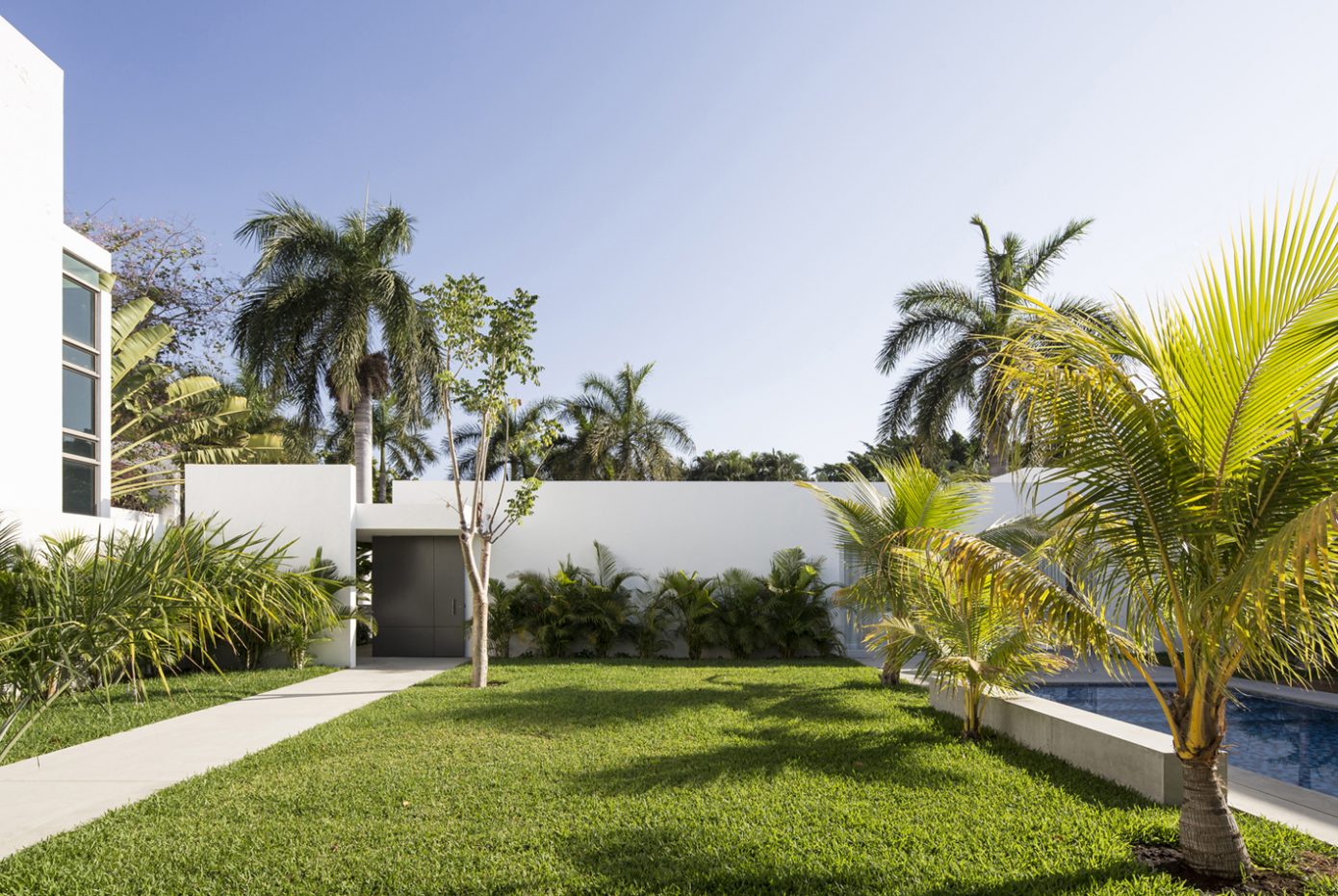 Wide House by Augusto Quijano Arquitectos