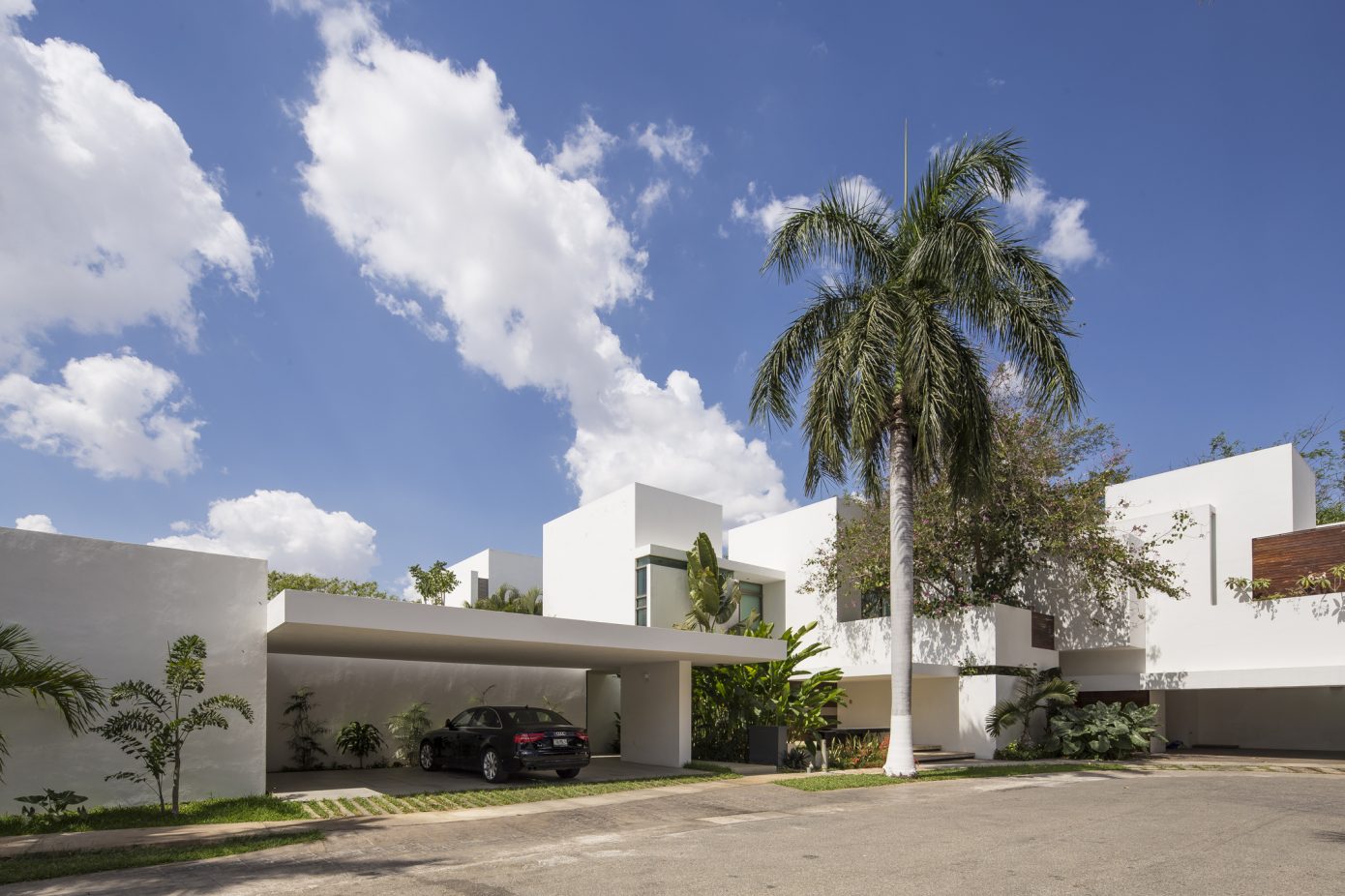 Wide House by Augusto Quijano Arquitectos