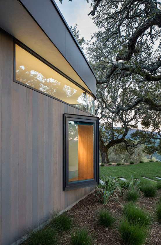 Sonoma Lichen House by Schwartz and Architecture