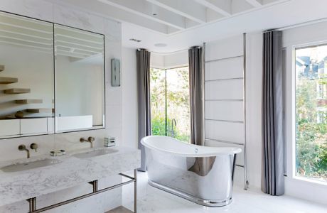 Elegant bathroom with marble details and freestanding tub.