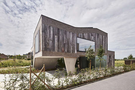 House Battlefield by Guerrilla Office Architects - 1