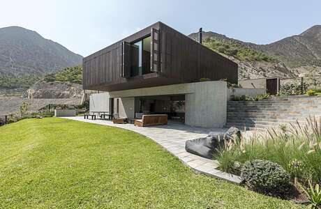 Casa Topo by Martin Dulanto Sangalli