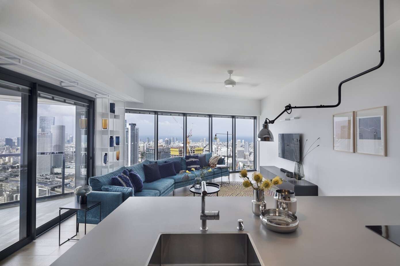 TLV Sky Apartment by Henkin Irit & Shavit Zohar