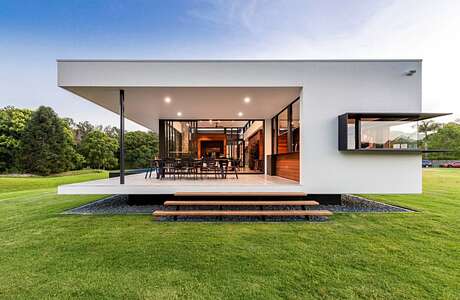 Gold Coast House by MRA Design