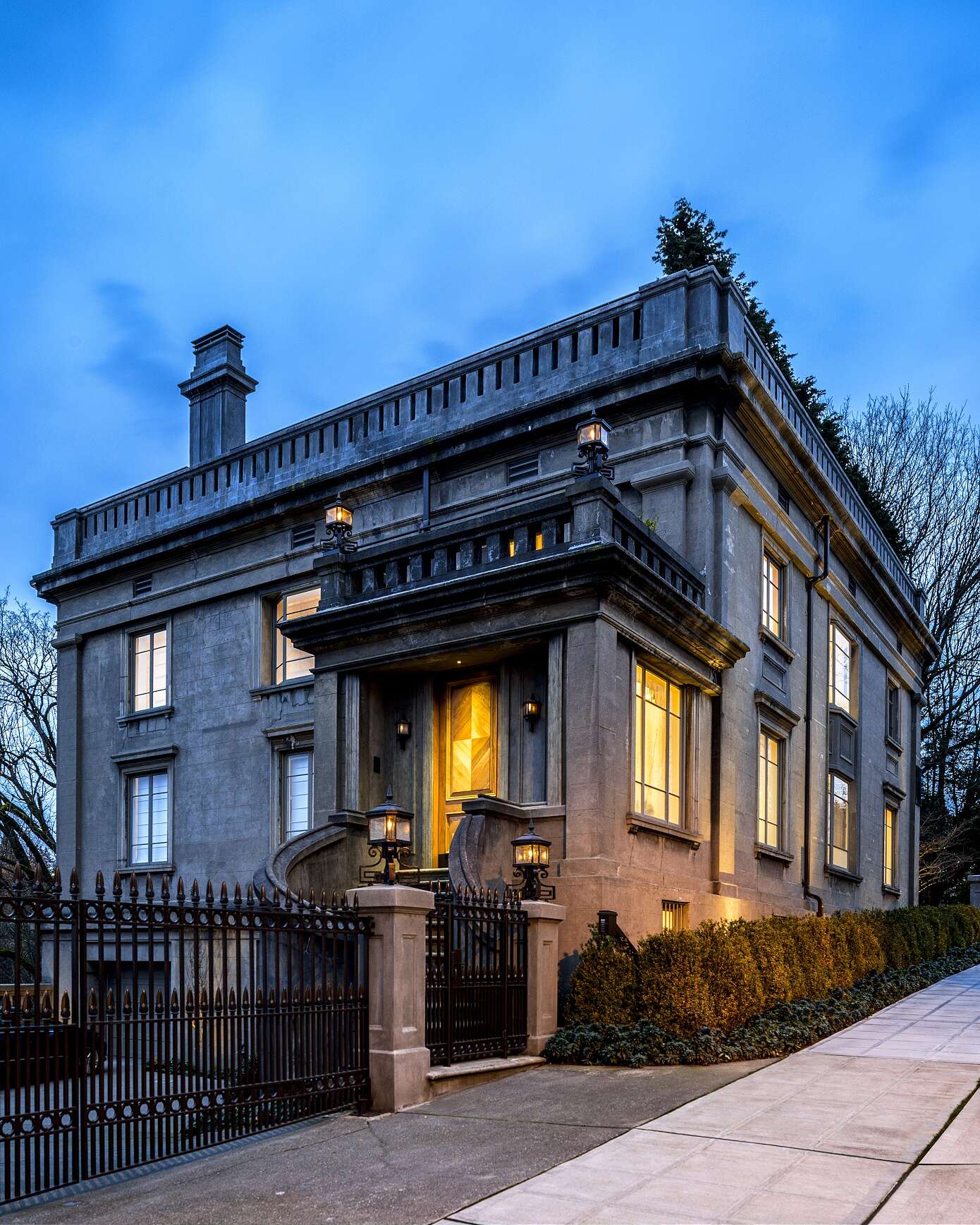 Harvard-Belmont Residence by Stuart Silk Architects