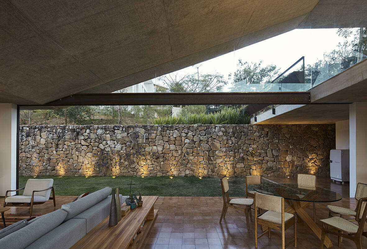 Inclined Slab House by Tetro Arquitetura