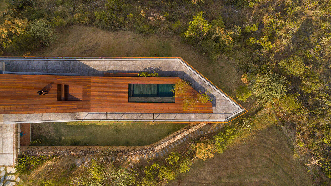 Inclined Slab House by Tetro Arquitetura