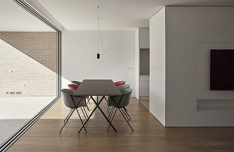 Minimalist House by DG – Estudio Arquitectura Valencia