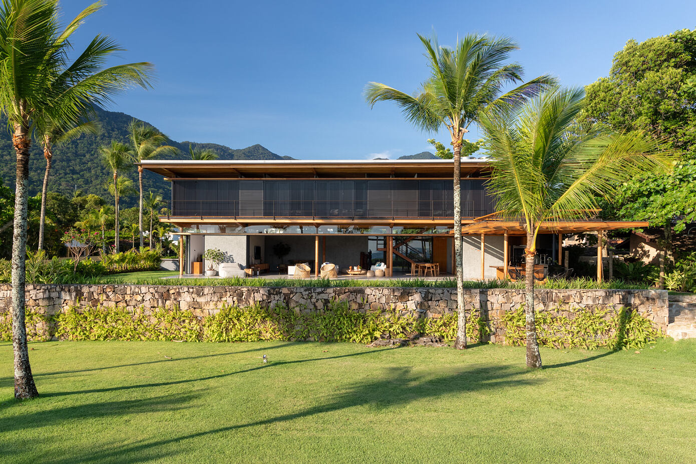 Guaecá II House by AMZ Arquitetos