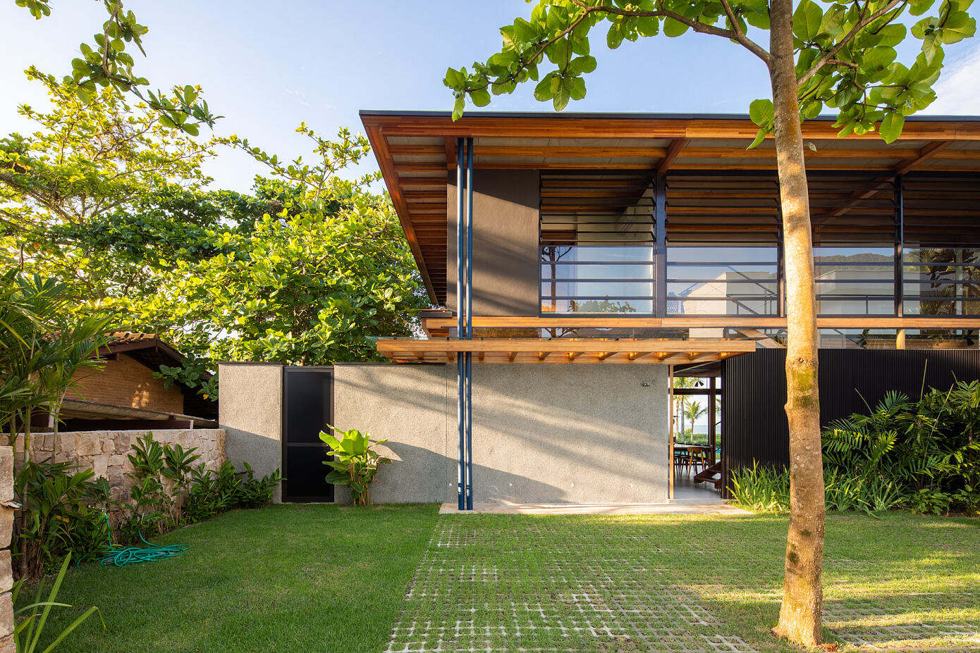 Guaecá II House by AMZ Arquitetos