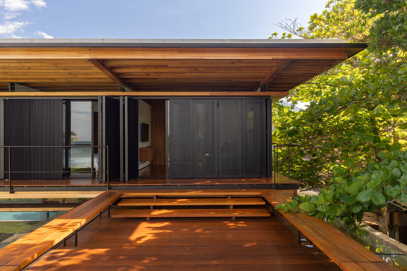 Guaecá II House by AMZ Arquitetos