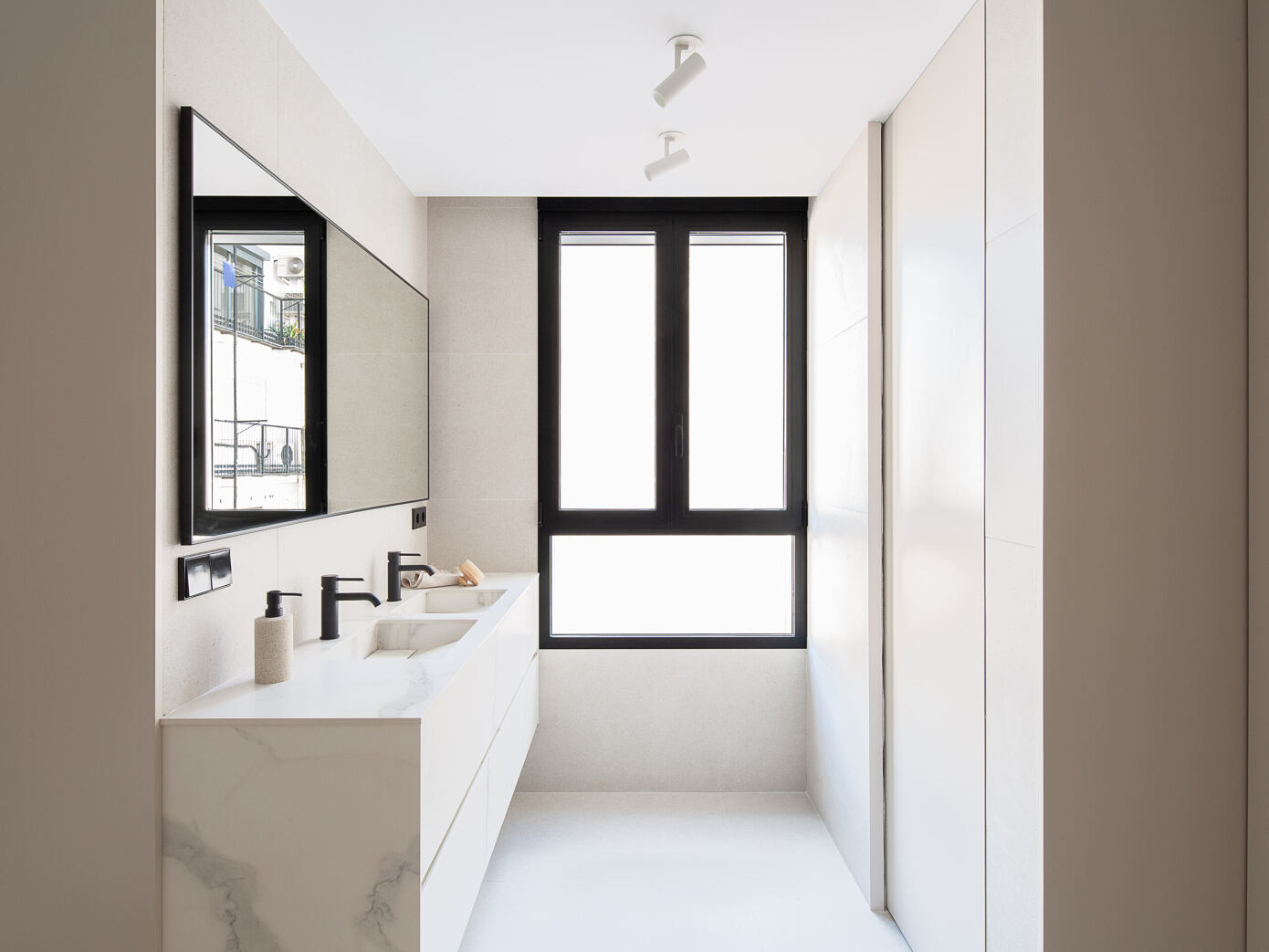 House in the Heart of Valencia by La Finca Roja Studio