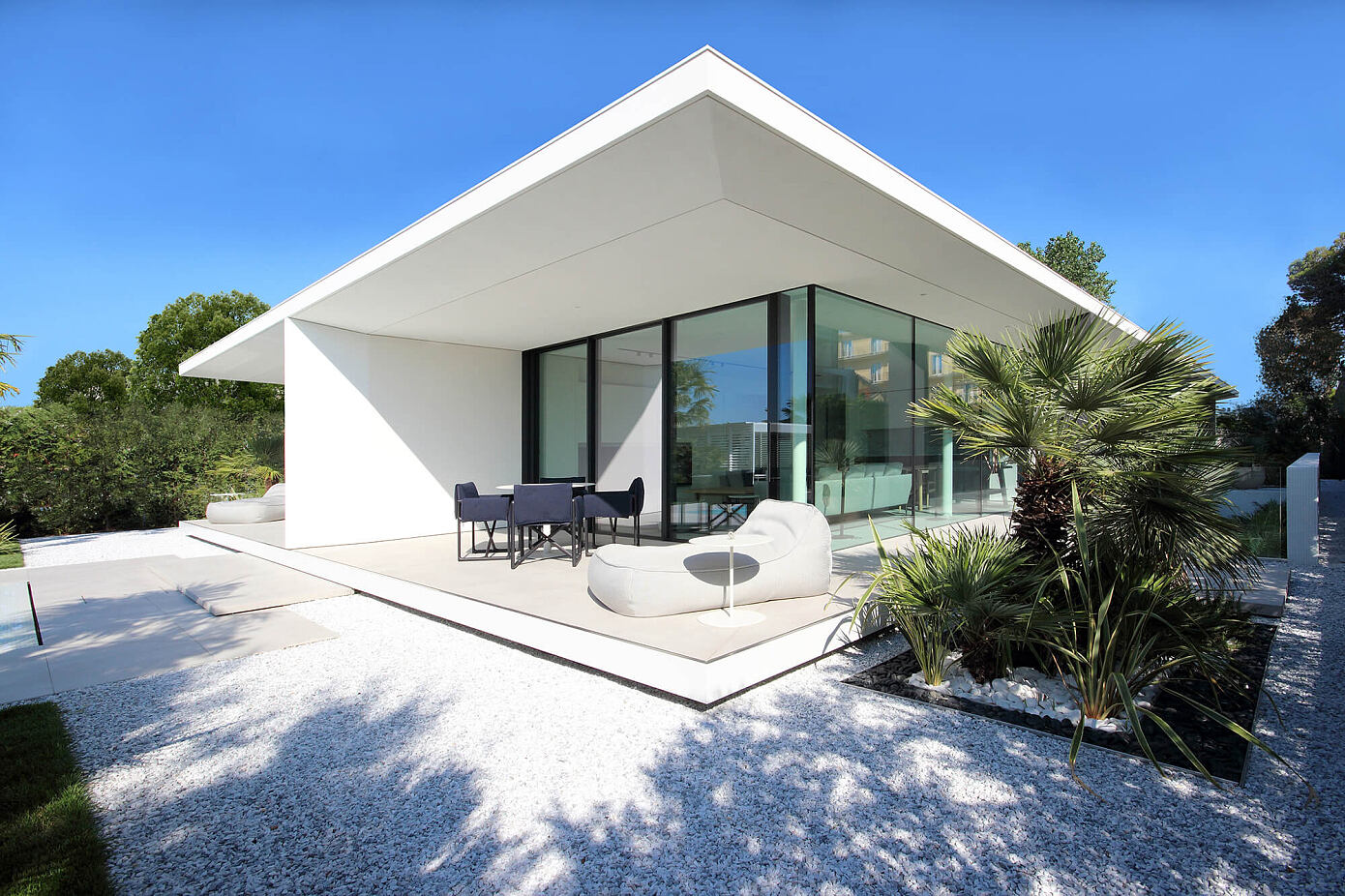 Jesolo Lido Beach Villa by JM Architecture
