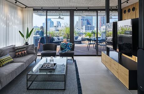 Urban Penthouse in Tel-Aviv by Tzvia Kazayoff