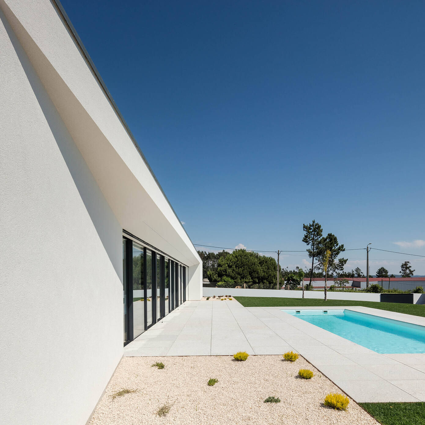 Rio Mau 2 House by Raulino Silva