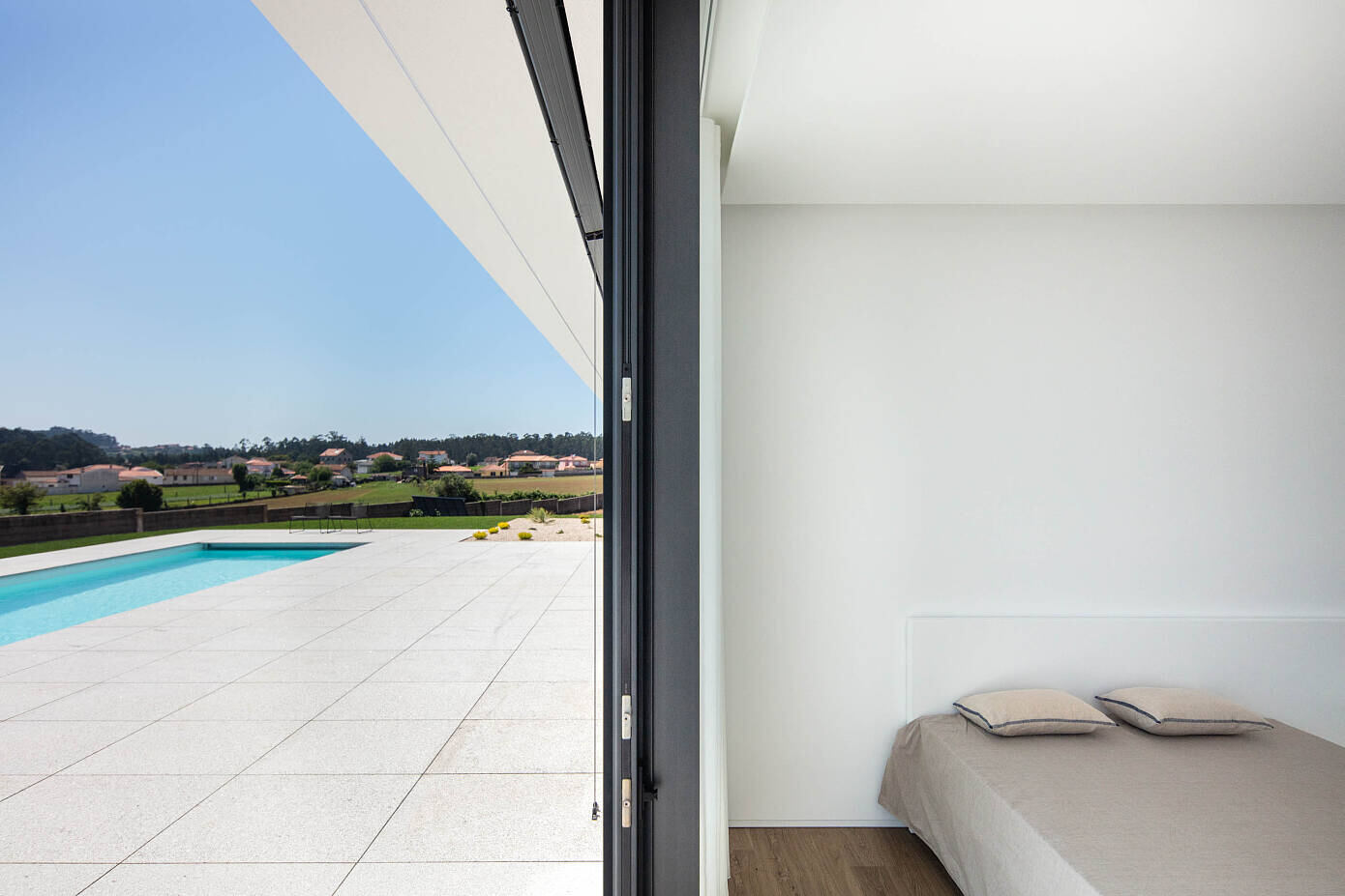 Rio Mau 2 House by Raulino Silva