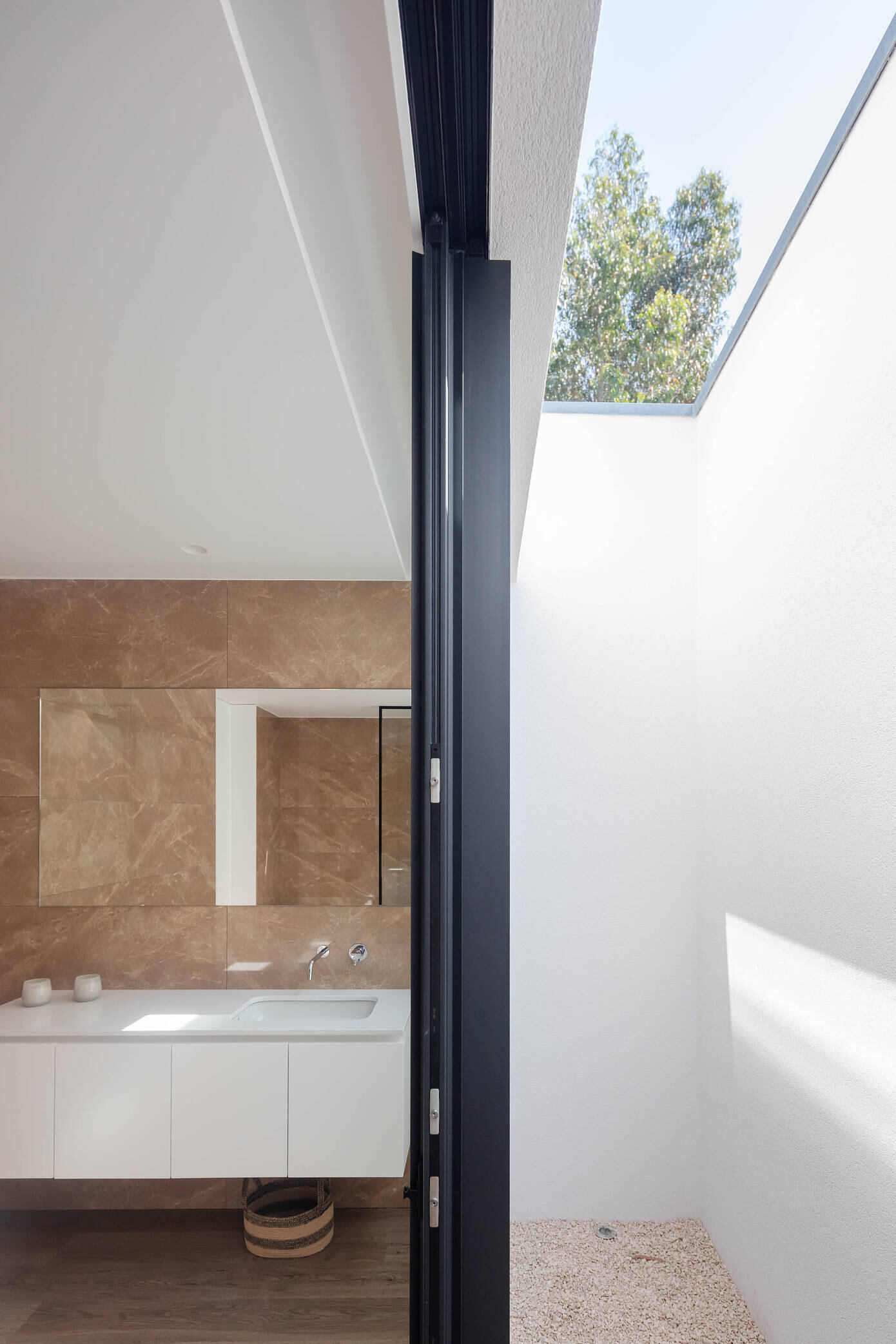 Rio Mau 2 House by Raulino Silva