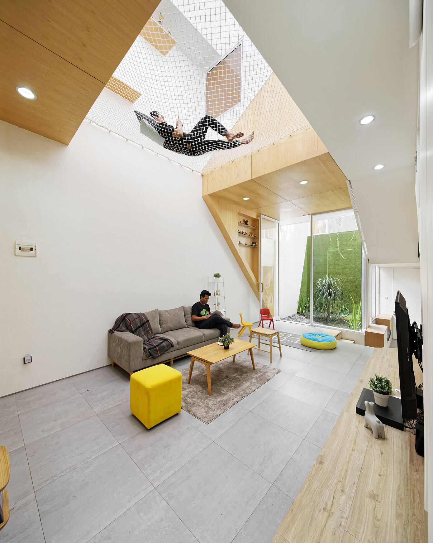 Trow House by Delution