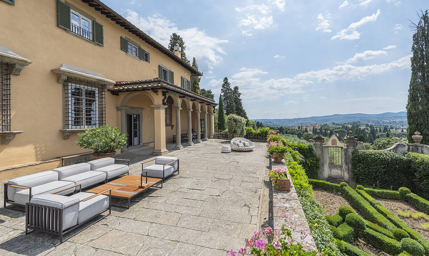 Villa Rinascimentale Sulle Colline di Firenze by Sammarro Architecture Studio