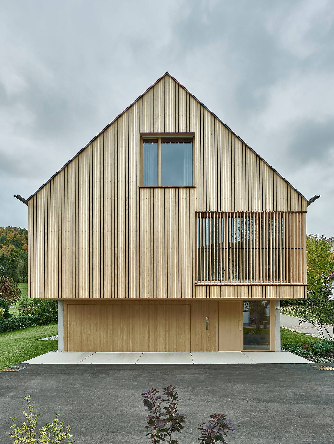House R by Dietrich I Untertrifaller Architekten