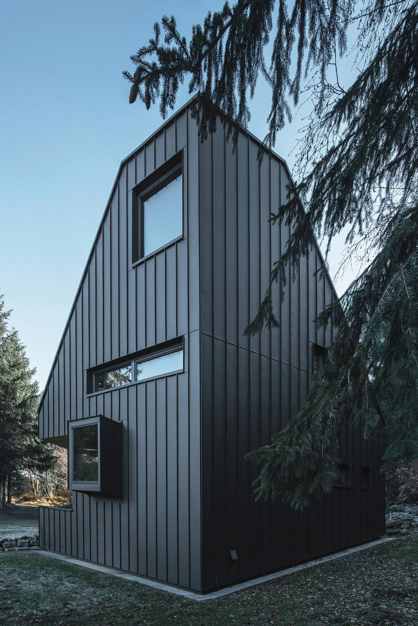 Weekend House by New How Architects