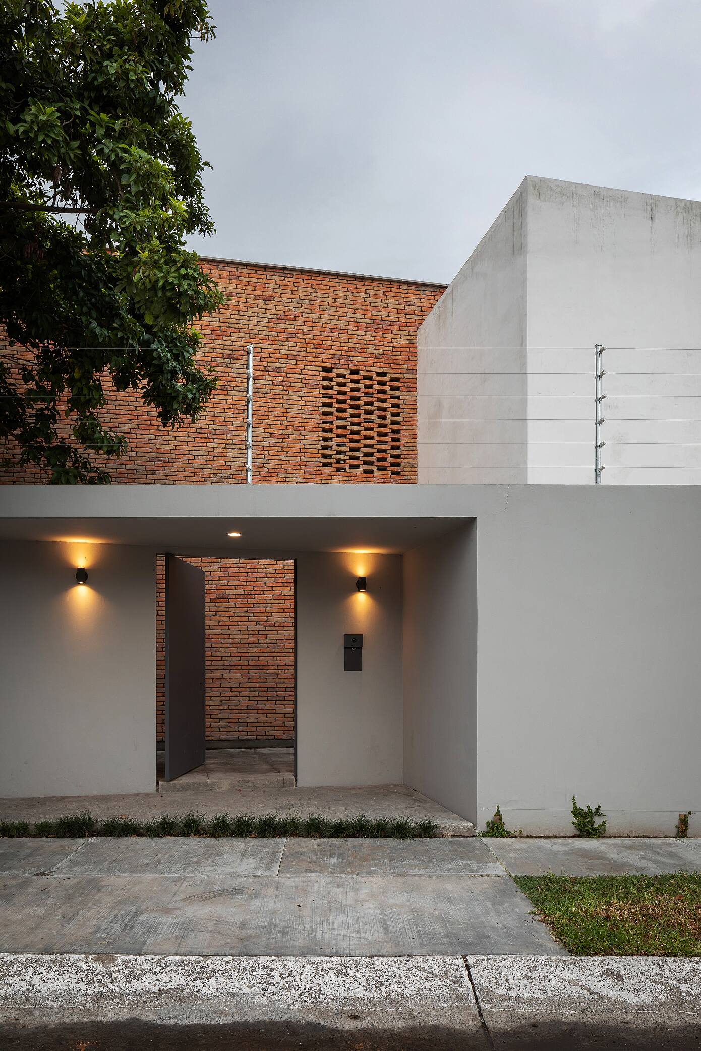 JE House by LR Arquitectura