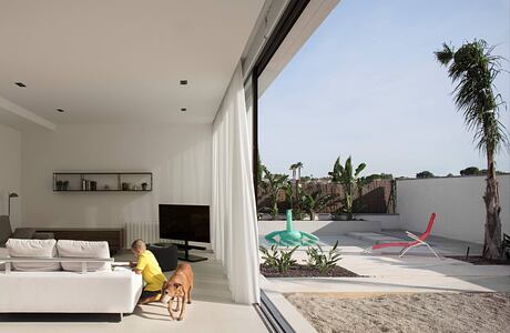 Modular Concrete House by Trazia