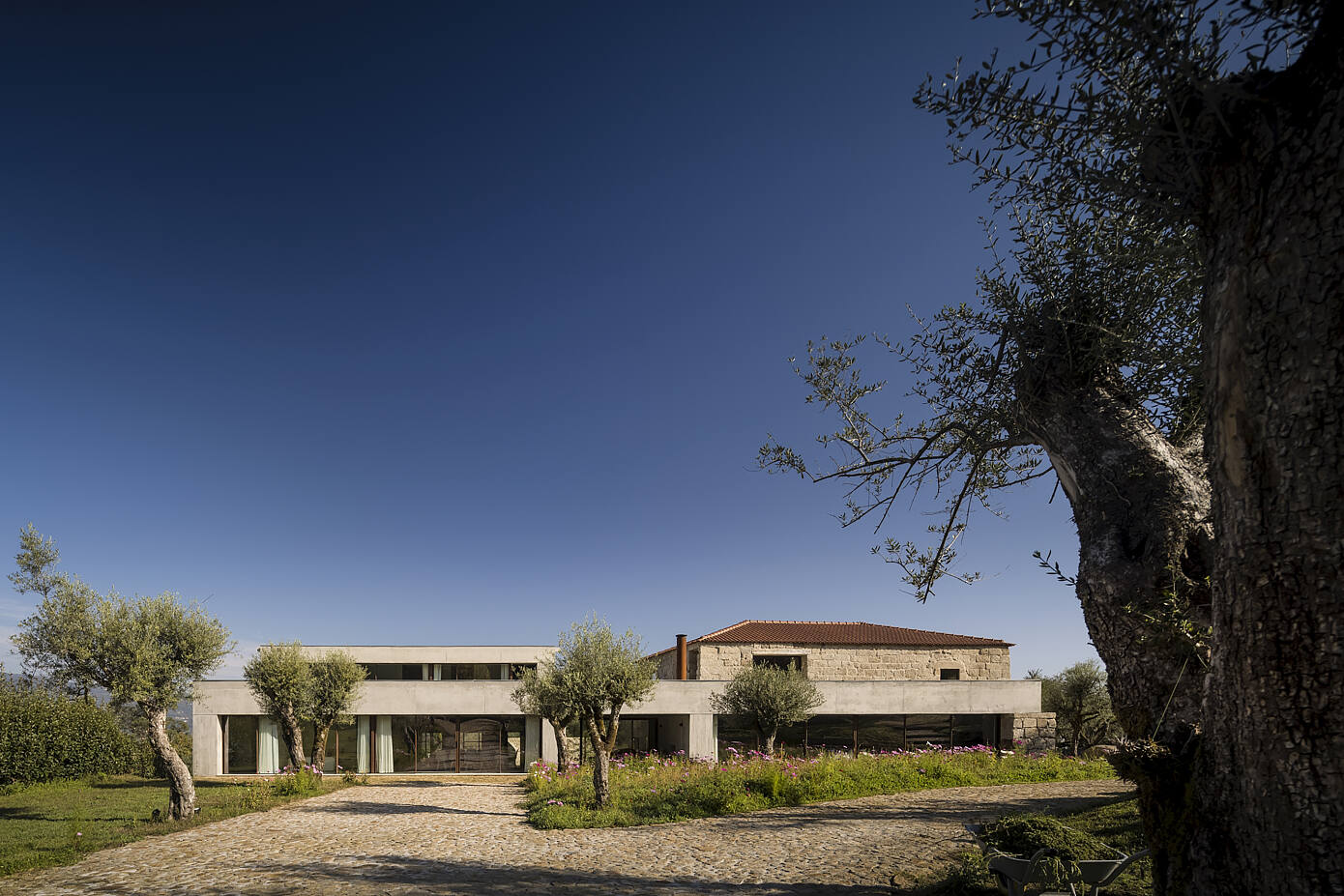 House in Minho by Germano de Castro Pinheiro Arquitectos