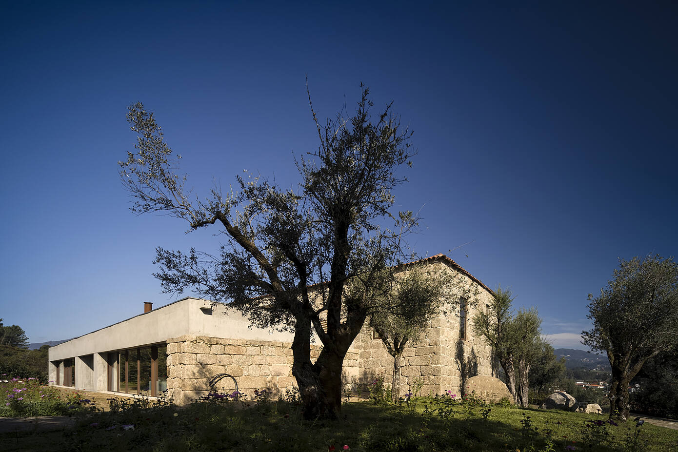 House in Minho by Germano de Castro Pinheiro Arquitectos