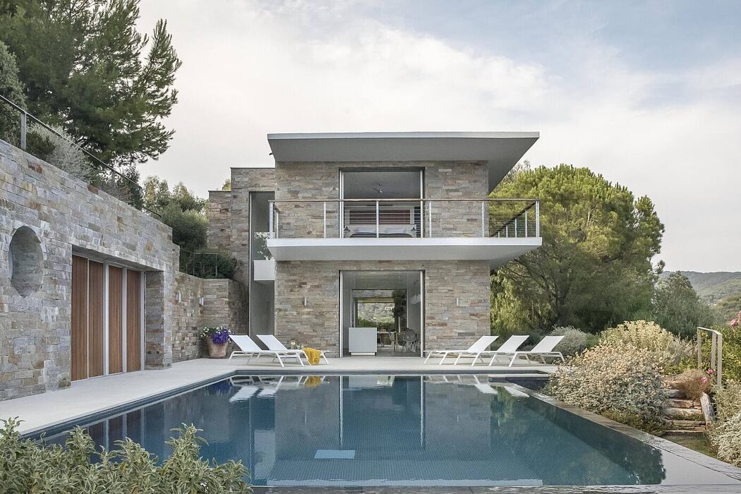 Modern Hillside Home by Michaelis Boyd - 1