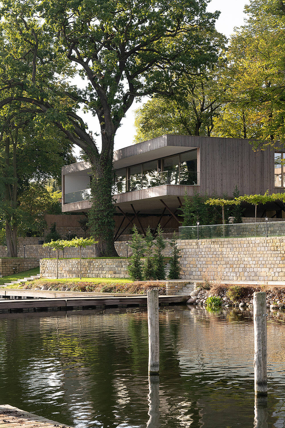 House by the Lake by Carlos Zwick Architekten