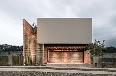 Roble 3.6 House by Pothe Estudio