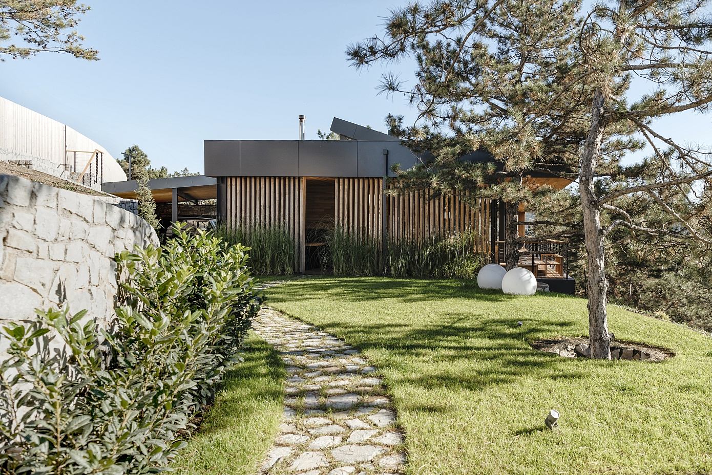 Hillside House by TWO+