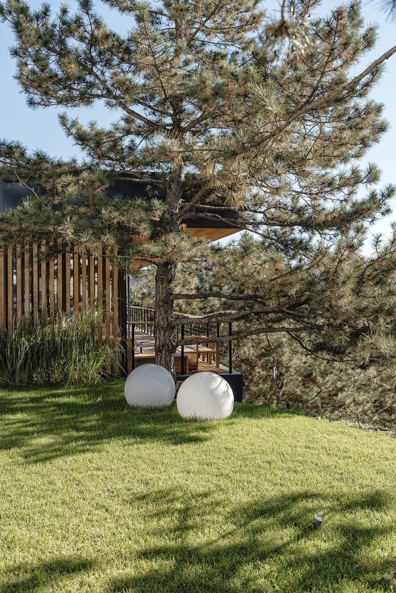 Hillside House by TWO+