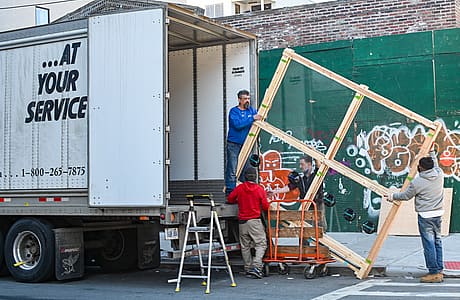 5 Factors to Consider When Hiring a Moving Company